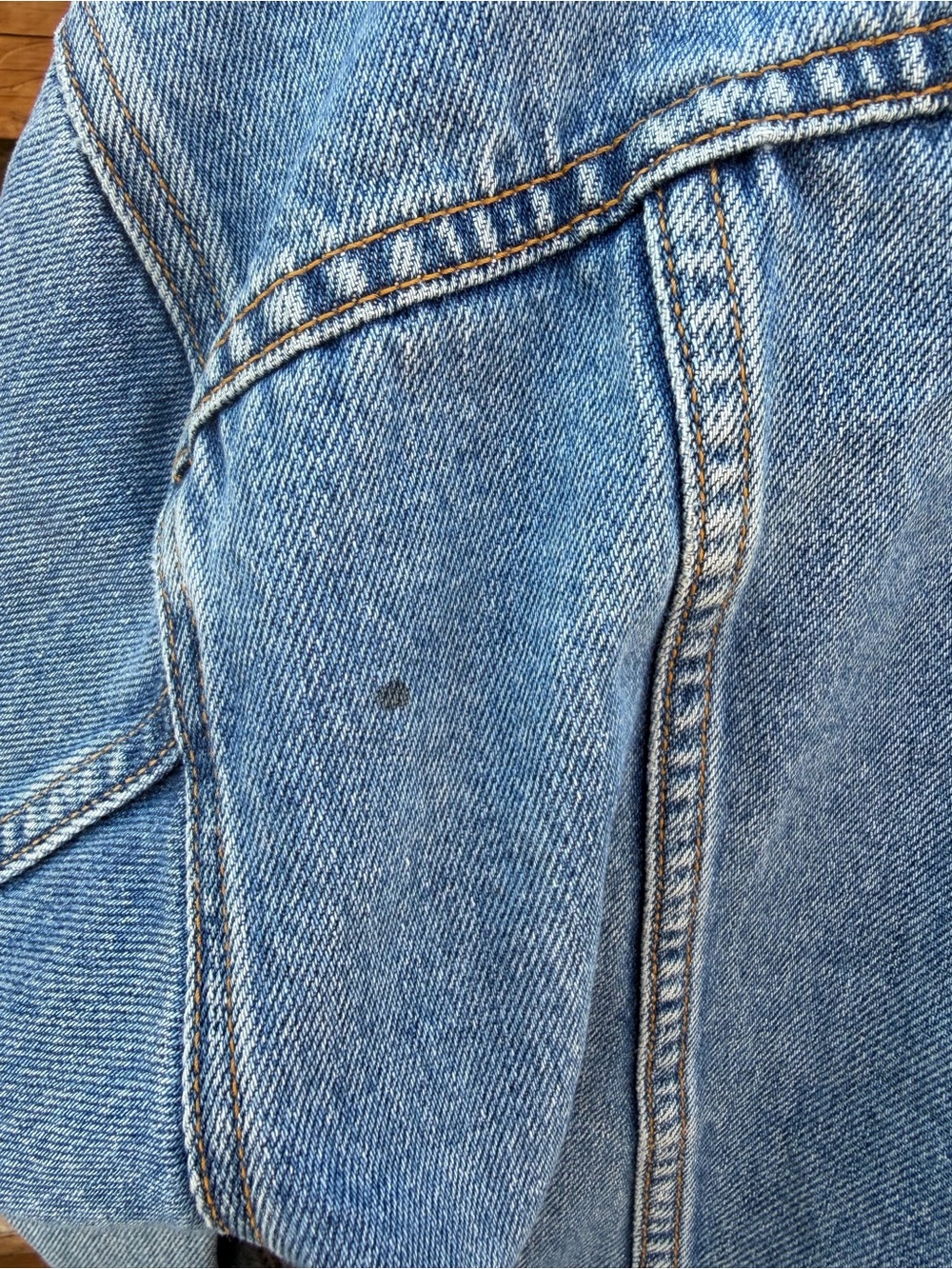 Vintage Levi's Relaxed Trucker Jacket Light Wash Thrashed Size L 2000s Denim - Picture 8 of 13